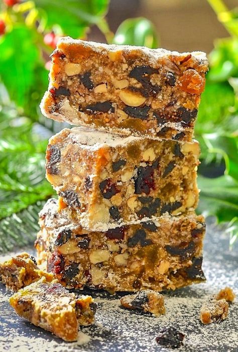 Raw Vegan Fruit, Vegan Fruit Cake, Vegan Christmas Desserts, Vegan Xmas, Baking Vegan, Christmas Fruit Cake, Vegan Holiday Recipes, Vegan Christmas Recipes, Fruit Cake Christmas