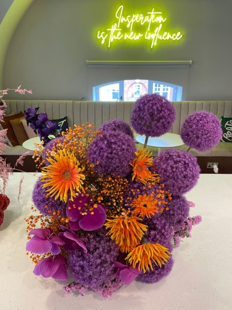 Flower bouquet allium daisies orange purple arrangement inspiration Allium Flowers Arrangement, Alium Flower Bouquet, Allium Bouquet, Allium Arrangement, Allium Flower, Purple Flower Arrangements, Allium Flowers, Modern Arrangements, Bouquet Arrangement