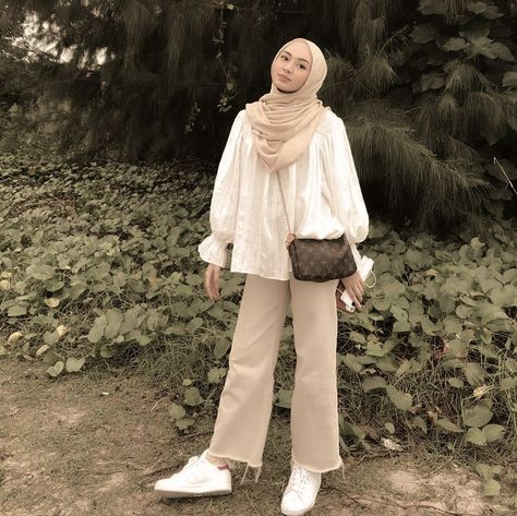 Myra Zainal, Hijabi Style Outfits, Outfit Celana, Vintage Hijab, Stylish Outfits Casual, Outfit Modest, Modest Casual Outfits, Muslimah Outfit, Muslim Outfits Casual