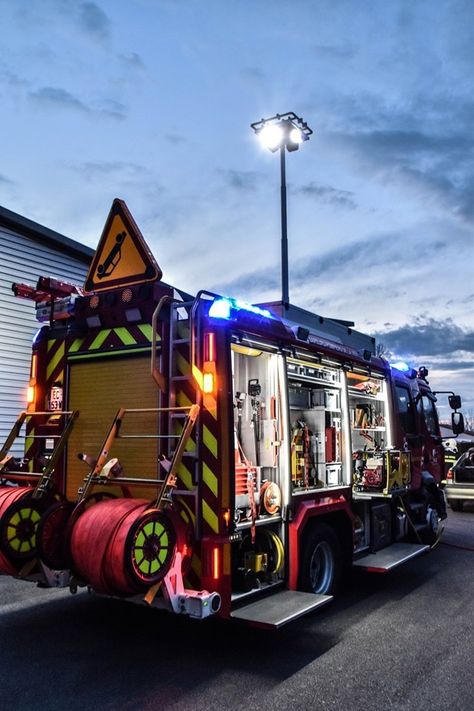 Welding Rigs, Cool Fire, Emergency Medicine, Out Of Focus, Wildlife Photos, Fire Service, Fire Rescue, Emergency Vehicles, Fire Engine