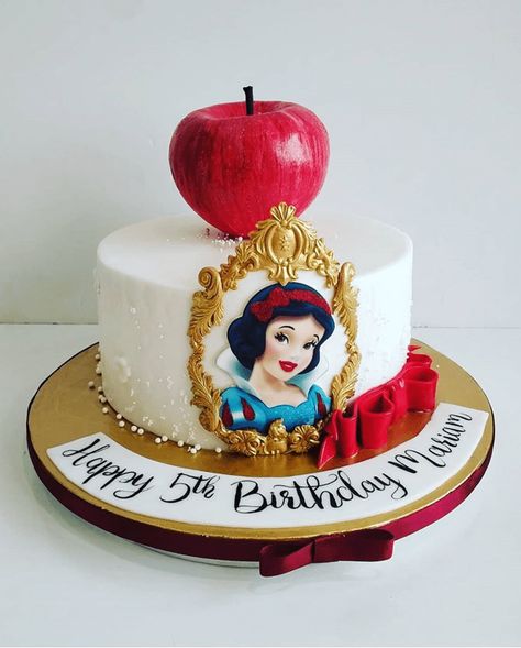 Snow White Cake Design Images (Snow White Birthday Cake Ideas) Snow White Birthday Cake Ideas, Snow White Birthday Party Cake, Snowwhite Birthday Cake, Snow White Cake Ideas, Princess Disney Cake, Snow White Cake Design, White Birthday Cake Ideas, Snow White Birthday Cake, White Cake Design