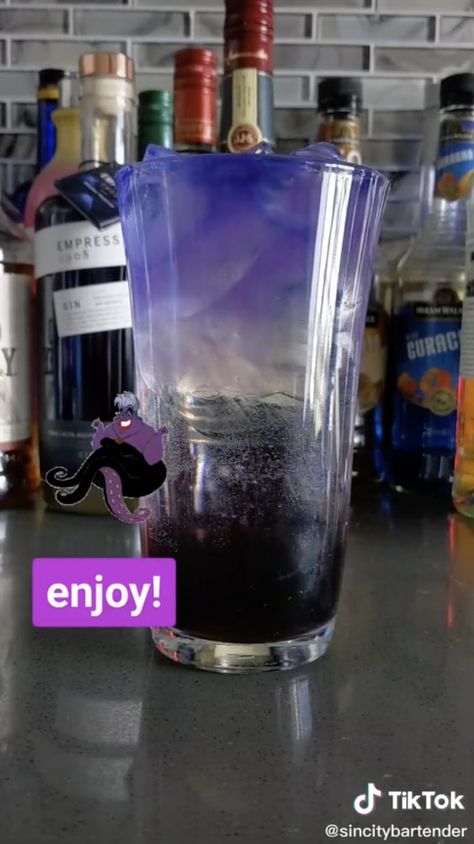 Disney Drinks Alcohol, Purple Cocktail Drinks, Purple Alcoholic Drinks, Purple Drinks Alcohol, Disney Alcoholic Drinks, Theme Drinks, Disney Ursula, Disney Cocktails, Purple Cocktails