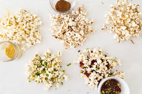 Popcorn Party! 5 Tasty Ways to Mix Things Up - ToneItUp.com Low Calorie Popcorn, Cinema Snacks, Tiu Recipes, Chocolate Trail Mix, Healthy Low Calorie Snacks, Spicy Popcorn, Popcorn Toppings, Hot Popcorn, Healthy Popcorn