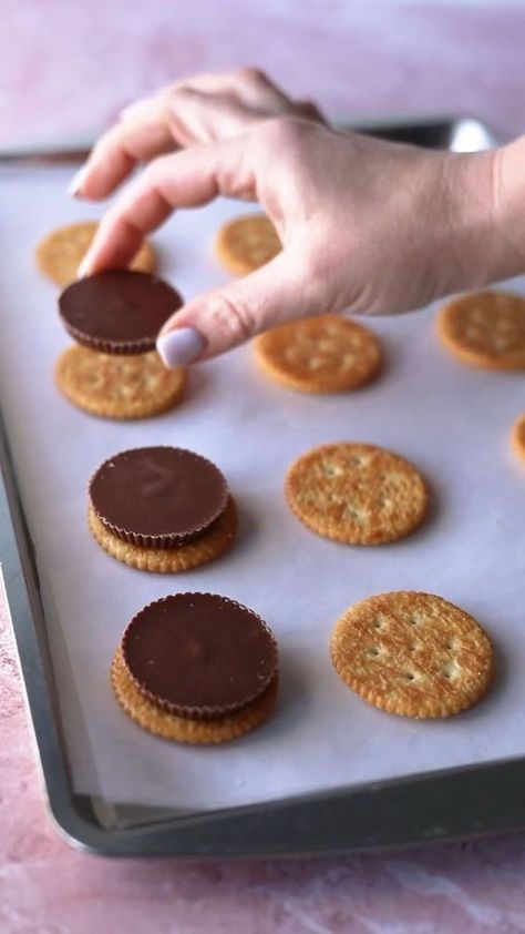 This quick and easy dessert recipe is perfect for movie night & just two "ingredients" - ritz crackers and reese thins. Check out this easy ritz cracker peanut butter cup recipe here! Save this for a quick easy party dessert recipe & chocolate peanut butter dessert recipe and easter dessert idea! Chocolate Peanut Butter Dessert Recipes, Chocolate Peanut Butter Dessert, Peanut Butter Dessert, Ritz Cracker Recipes, Peanut Butter Cups Recipe, Chocolate Peanut Butter Desserts, Reese's Peanut Butter Cups, Ritz Cracker, Party Food Dessert