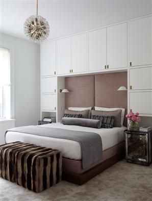 no me gusta este estilo, pero lo pongo por el tipo de mueble en pared-cabecera. Para economizar espacios, sobre todo de guardado! Suite Master, Small Bedroom Storage, Trendy Bedroom, Bedroom Wardrobe, Headboard Storage, Closet Bedroom, Minimalist Bedroom, Bedroom Colors, Bedroom Bed