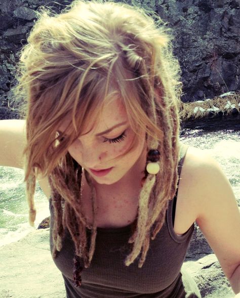 Love her loose hair in front. So pretty . I want my hair like this Half Dreads, Stile Hippie Chic, Partial Dreads, Dreadlocks Girl, Short Dreads, Dreads Girl, Beautiful Dreadlocks, Dreadlock Styles, Dreads Styles