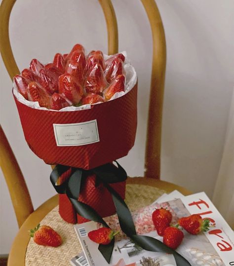 Bucket Buah, Fruit Bucket, Strawberry Dipped, Fruit Bouquet Diy, Strawberry Bouquet, Floral Packaging, Fruit Bouquet, Acubi Style, Fruit Basket Gift