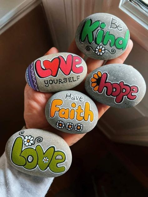 Inspirational Rocks, Rock Painting Tutorial, Diy Rock Art, Stone Art Painting, Painted Rocks Kids, Painted Rocks Craft, Painted Rocks Diy, Rock Painting Patterns, Hand Painted Stones