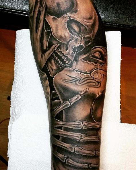 Skull Tattoo Sleeve, Skull Couple Tattoo, Candy Skull Tattoo, Dead Tattoo, Skull Couple, Chicano Tattoos Sleeve, Black Skull Tattoo, Couple Matching Tattoo, Cross Tattoos For Women