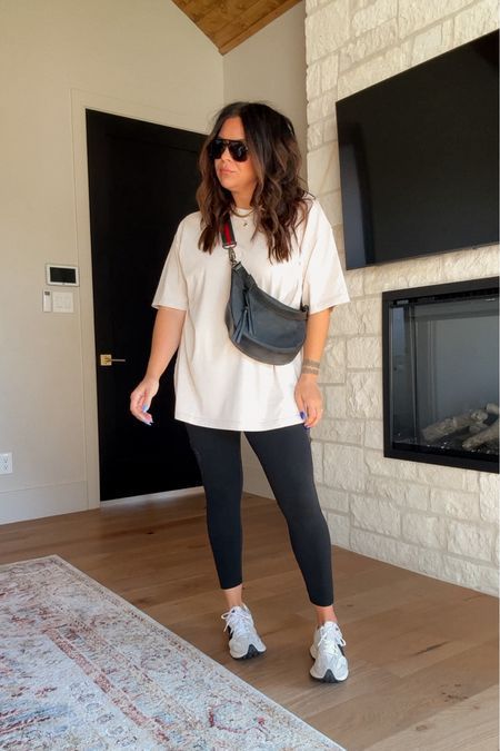 Transition Fall Outfits, Fall Mom Outfits, Sports Mom Outfit, Comfy Mom Outfits, Athleisure Outfits Fall, Oversized Tee Outfit, Everyday Outfits Fall, Mom Outfits Fall, Oversize Tshirt Outfits