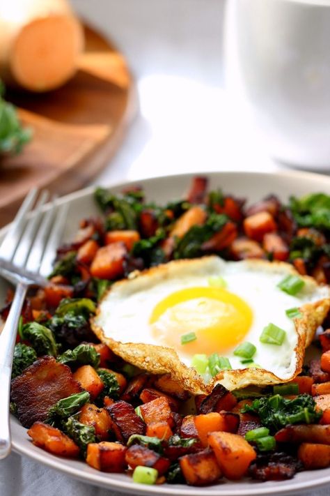 A single serve sweet potato bacon kale hash that's a perfect for a healthy comforting breakfast or any meal! Whole food ingredients, Paleo and Whole30 Kale Skillet, Bacon Kale, Sweet Potato Bacon, Paleo Running Momma, Muffins Paleo, Potato Bacon, Sweet Potato Kale, Sausage Pizza, Healthy Meals For One