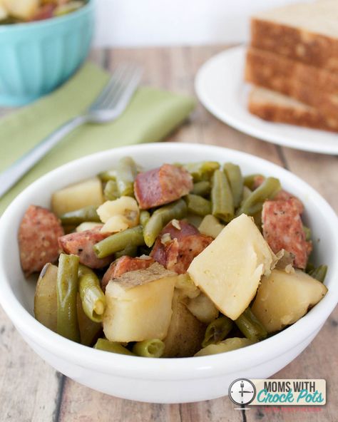 Another great all in one crockpot dinner recipe! You have to try this simple Crockpot Sausage, Potatoes and Green Beans supper. So tasty, and super easy! Sausage Potatoes Green Beans, Crockpot Sausage And Potatoes, Sausage And Green Beans, Potatoes And Sausage, Crockpot Green Beans, Ww Dinners, Slow Cooker Green Beans, Beans And Potatoes, Beans And Sausage