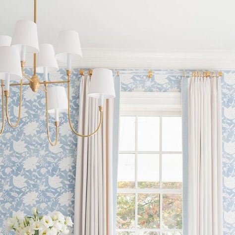 Kate Figler Interiors on Instagram: "It’s dining room season 📸: @allisonelefantephoto . . . . #diningroom #diningroomdesign #chinoiseriechic #blueandwhiteforever #mytradhome #traditionalhome #nashvilleinteriors #nashvilleinteriordesigner #katefiglerinteriors" Dining Room Blue Wallpaper, Blue And White Wallpaper Dining Room, White Wallpaper Dining Room, Dinning Room Wallpaper, Serena And Lily Wallpaper, Blue And White Dining Room, Wallpaper Dining Room, Wallpaper Powder Room, Blue And White Wallpaper