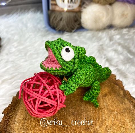 Pascal camaleón de la película de Enredados a pedido de un cliente en un tamaño de 9cm perfecto para llavero 🥰 . . . Patrón de… | Instagram Amigurumi Crochet, Amigurumi, Crochet, On Instagram, Instagram