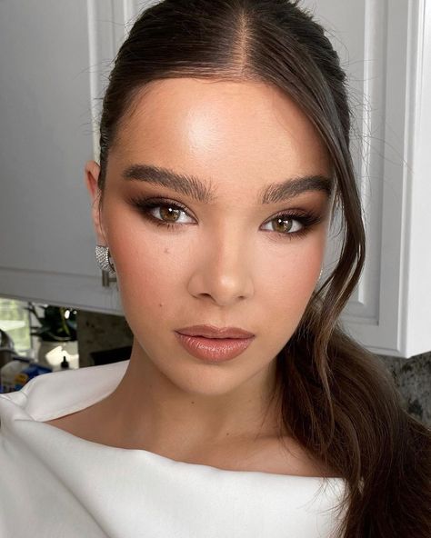 Makeup Artist Patrick Ta on Instagram: “Today w/ @haileesteinfeld Hair By @laurapolko Styled By @mimicuttrell Makeup By @patrickta Lips By @kosascosmetics Weightless Lipstick…” Hazel Eye Makeup, Best Wedding Makeup, Patrick Ta, Smokey Eye For Brown Eyes, Makeup For Hazel Eyes, Soft Glam Makeup, Hooded Eye Makeup, Wedding Makeup Looks, Glamorous Makeup