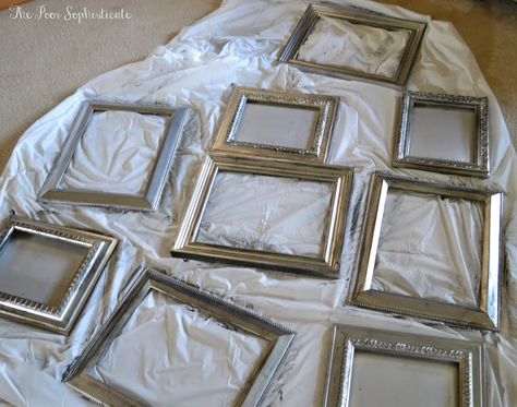 Ridiculously Easy {DIY} Aged Finishes - Give a random frame, spray-painted silver, a beautiful "aged" finish that makes it look more interesting - gives it depth and character. Silver Spray Paint On Wood, Spray Paint Frames, Painted Photo Frames, Vintage Mantle, Photo Frame Decoration, Silver Metallic Paint, Silver Spray Paint, Framing Ideas, Painted Picture Frames