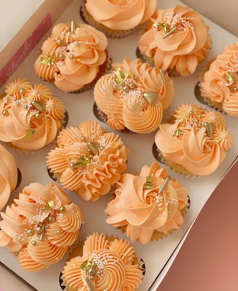 Elegant Cupcake Designs, Thanksgiving Cupcakes, Elegant Cupcakes, Cupcake Decorating Tips, Fancy Cupcakes, Thanksgiving Cakes, Cupcake Cake Designs, Buttercream Cupcakes, Cake Decorating Frosting