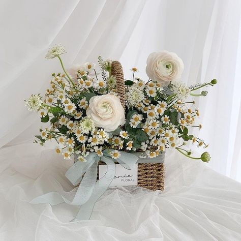 Flower Basket Centerpiece Wedding, Wicker Basket Flower Arrangements, Flower Basket Arrangement, Basket Bouquet, Basket Flower Arrangements, Spring Flower Bouquet, Fake Flower Arrangements, Basket Centerpieces, Flower Bouquet Diy