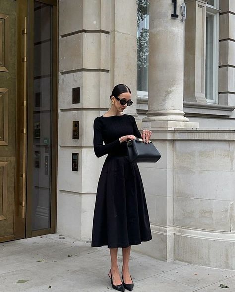 Demure Outfit, Chic Feminine Style, Italian Women Style, Modest Girly Outfits, Parisian Outfit, Parisian Chic Style, Office Outfits Women, Woman Suit Fashion, Elegante Casual