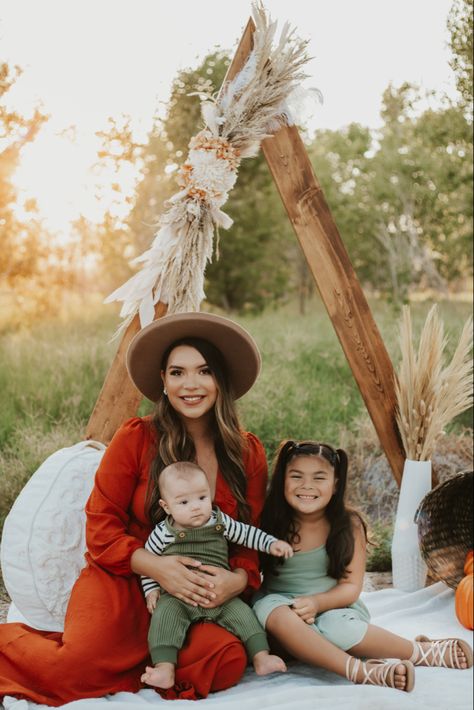 Fall Family Photos Mini Sessions, Triangle Arch Photoshoot, Fall Mini Ideas Photography, Boho Mini Photoshoot, Xmas Mini Session Ideas Outdoors, Triangle Arch Fall Photoshoot, Boho Fall Mini Session Ideas, Boho Outdoor Photoshoot Setup, Boho Photo Props