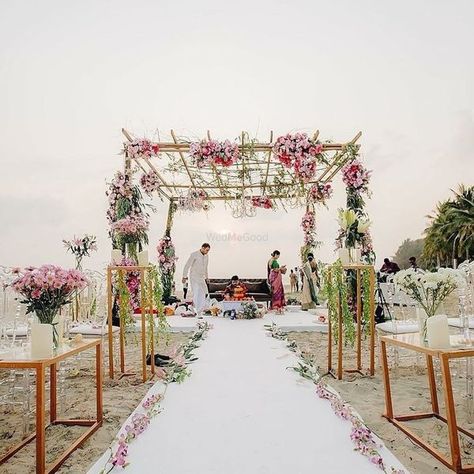 Bookmark Them Cos We Just Found 10 Dreamy & Prettiest Walkways Towards The Mandap! Decoration Wedding Indian, Minimalist Indian Wedding, Open Mandap, Orchid Decoration, Indian Beach Wedding, Indian Wedding Receptions, Peach Wedding Invitations, Goa Wedding, Indian Wedding Decor