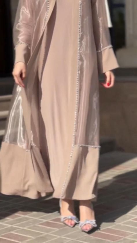 Abaya Style Dubai, Luxury Abaya, Modest Abaya, Islamic Fashion Dresses, Estilo Hijab, Abaya Style, Womens Trendy Dresses, Stylish Short Dresses, Pakistani Fashion Party Wear