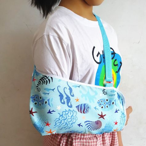 OEM different color kid arm sling is available .wechat/whatsapp:008615931137762 email: sales1@rundemedical.com Kids Arm Sling, Arm Sling, Broken Arm, Shoulder Support, Medical Supplies, Shoulder Pads, Medical, Pouch, Color