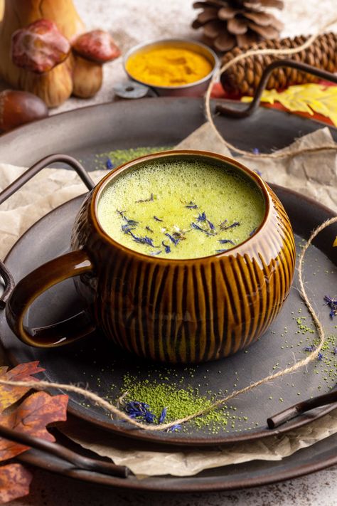 This Matcha Turmeric Latte is a great option to start your morning or to perk up your afternoon without the coffee jitters. It’s a creamy and frothy beverage with earthy tones packed with nutrients and antioxidants. Coffee Jitters, Kahlua Recipes, Vegan Latte, Best Matcha, Matcha Tea Powder, Refined Coconut Oil, Matcha Benefits, Turmeric Latte, Homemade Syrup