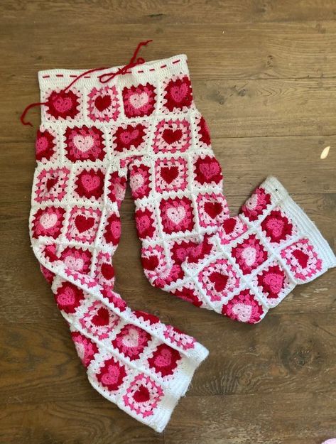 Heart Granny Square Pants, Crochet Granny Square Trousers, Granny Square Trousers, Crochet Granny Square Ideas, Cool Granny Squares, Granny Square Pants, Granny Square Designs, Crochet Trousers, Heart Granny Square