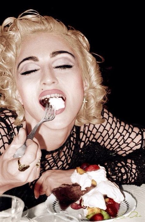 90s Eat that cake girl.. Lol!! Happy Birthday Ma, Madonna 90s, Divas Pop, Madonna Music, Madonna 80s, Madonna Photos, Herb Ritts, Happy Birthday Girls, Material Girls