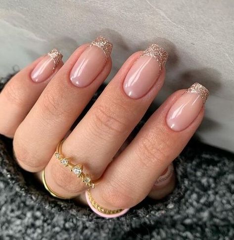 Dazzling gold French tips on medium tapered square nails Classic Nails Elegant, Unghie Sfumate, Tapered Square Nails, French Tip Acrylic Nails, Casual Nails, Classy Acrylic Nails, Classic Nails, Makijaż Smokey Eye, Soft Nails