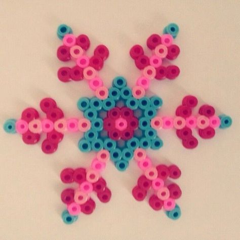 Hama Bead Snow Flakes Perler Snowflake, Guerilla Art, Hama Beads Christmas, Christmas Perler Beads, Melty Bead Patterns, Easy Perler Beads Ideas, Fusion Beads, Hama Beads Design, Perler Bead Templates