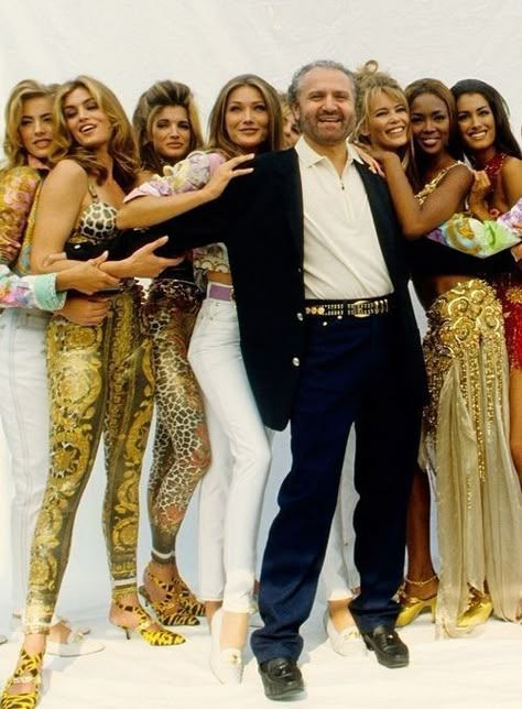 Cindy Crawford, Elaine Irwin, Stephanie Seymour, Carla Bruni, Claudia Schiffer, Naomi Campbell, Yasmeen Ghauri and Gianni Versace Tatiana Patitz, Elaine Irwin, 1990 Style, Versace 90s, 90s Versace, Yasmeen Ghauri, Niki Taylor, Versace Vintage, Models 90s