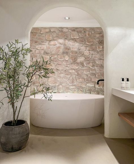 Stone Around Bathtub, Bathroom With Stone Wall, Stone Wall Bathroom, White Stone Bathroom, Bathroom Stone Wall, Bathroom Layout Plans, Stone Feature Wall, Stone Bathtub, Stone Bathroom