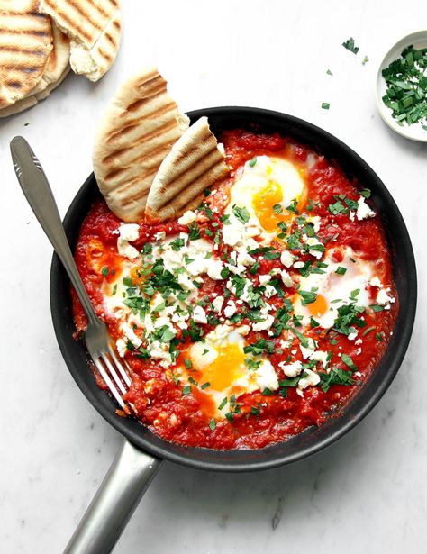 Schnelle Shakshuka mit Dosentomaten (ohne Backofen) » Taste of Travel Butter Chicken, Naan, Pita, Feta