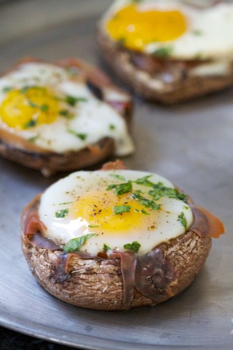 Baked Eggs in Prosciutto-Filled Portobello Mushroom Caps Low Carb Menu, Portobello Mushroom Caps, Dairy Free Breakfast Recipes, Menu Sarapan Sehat, Japanese Diet, Mushroom Caps, Paleo Recipes Breakfast, Dairy Free Breakfasts, Resep Diet