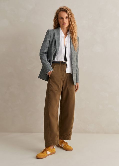 New In | ME+EM Brown Trousers Outfit, Brown Pants Outfit, Off Duty Outfits, Trouser Outfit, Casual Pant, Brown Pants, Casual Trousers, Cultura Pop, Outfit Casual