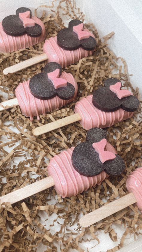 Minnie Mouse Cakesicles, Minnie Desserts, Minnie Mouse Treats Table, Cakesicles Ideas, Minnie Mouse Cake Pops, Frozen Birthday Decorations, Minnie Baby Shower, Popsicles Cake, Minnie Mouse First Birthday