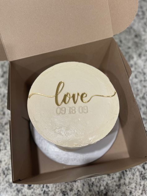 Off white round cake for couple’s wedding anniversary Wedding Cakes Minimal, Minimal Anniversary Cake, Wedding Anniversary Cake Aesthetic, Anniversary Cakes Aesthetic, Mini Anniversary Cake Ideas, Save The Date Cake Ideas, Anniversary Aesthetic Cake, Wedding Anniversary Bento Cake, 1 Year Anniversary Cake Aesthetic