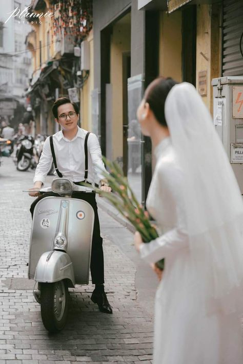 Vespa Wedding, Picnic Photo Shoot, Pre Wedding Photoshoot Props, Prewedding Outdoor, Pre Wedding Photoshoot Outfit, Wedding Photoshoot Props, Pre Wedding Shoot Ideas, Pre Wedding Photoshoot Outdoor, Pre Wedding Poses