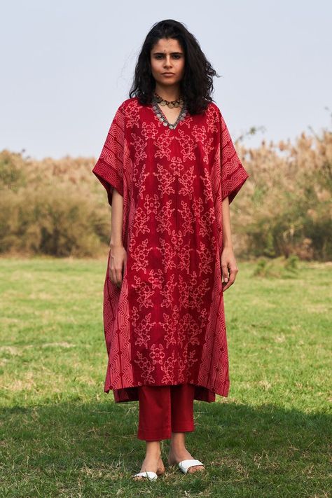 Kaftan Kurti, Tassels Fashion Clothing, Kaftan Kurta, Maternity Overalls, Women Kurti, Cotton Kurtis, Kaftan Designs, Long Kurta, Simple Kurta Designs