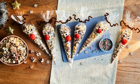 Sprinkle Cake Recipe, Reindeer Popcorn, New York Cookies, Film Night, Christmas Popcorn, Ghost Cake, Easy Peanut Butter Cookies, Christmas Films, Christmas Sprinkles