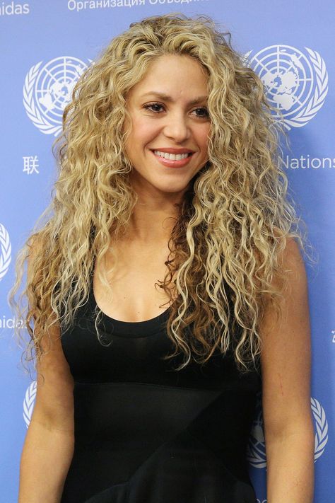 How To Style 8 Of Our Favorite Celebrity Haircuts #refinery29 Hairstyles With Curled Hair, Shakira Hair, Best Long Haircuts, 4a Natural Hair, Celebrity Haircuts, Cannes Lions, Curly Hair Styles Easy, Texturizer On Natural Hair, Hair Photo