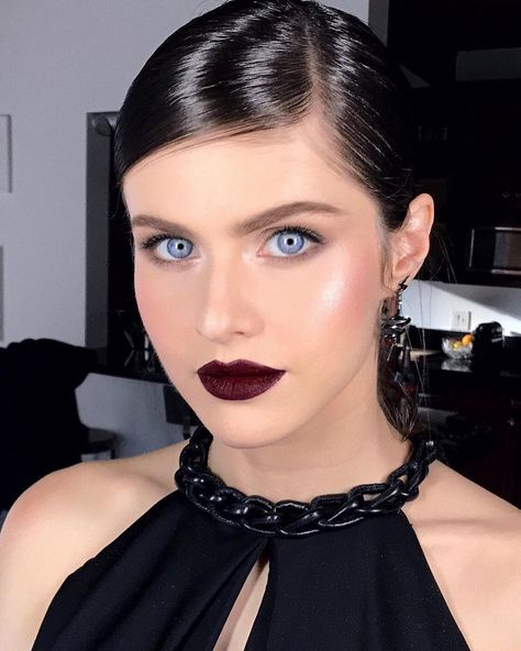 Ever wonder how celebrities wear super-dark lipsticks, but still look fresh and glowing? This is their secret. Dark Lipstick Makeup, Alexandria Daddario, Dark Lipstick, Black Lipstick, Black Lips, Actrices Hollywood, Jessica Biel, Alexandra Daddario, Gorgeous Eyes