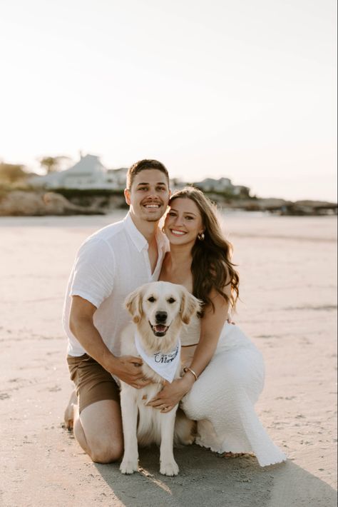 Couple Family Pictures Posing Ideas, Dog Couple Profile Picture, Photography Poses Couples With Dogs, Engagement Photoshoot Ideas Beach With Dog, Family And Pet Photography, Couples Picture With Dog, Beach Christmas Pictures Couples, Family Beach Photos With Dog, Dogs In Engagement Pictures