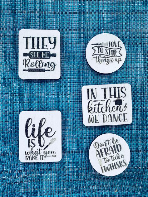 Cricut Fridge Magnets, Mdf Fridge Magnets Diy, Cricut Magnets, Fridge Magnet Ideas, Refrigerator Magnets Diy, Miniature Drawings, Diy Toys Car, How To Make Magnets, Magnet Diy