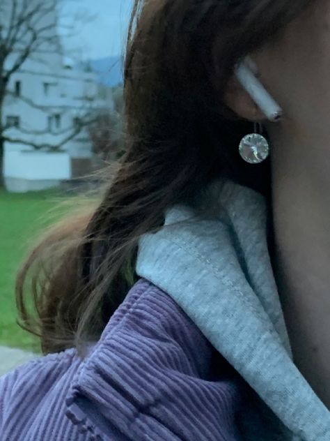 Wearing Airpods Aesthetic, Dgaf Aesthetic, Airpods Aesthetic, Scorpio Energy, Girl Apartment, Aesthetic Earrings, Pretty Aesthetic, Best Friends Aesthetic, Mirror Pics