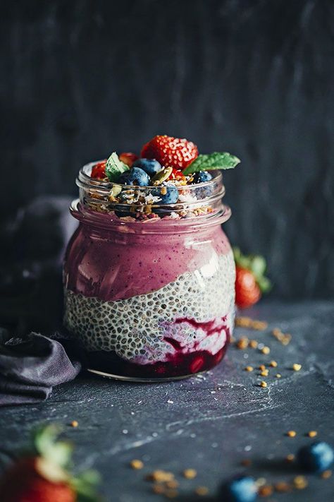 Layered Breakfast Jar with fresh strawberries, chia, acai smoothie, and bee pollen #raw | TheAwesomeGreen.com Mason Jar Breakfast Recipes, Strawberries Breakfast, Mason Jar Breakfast, Breakfast In A Jar, Acai Smoothie, Paleo Breakfast, Breakfast Smoothie, Chia Pudding, Puddings