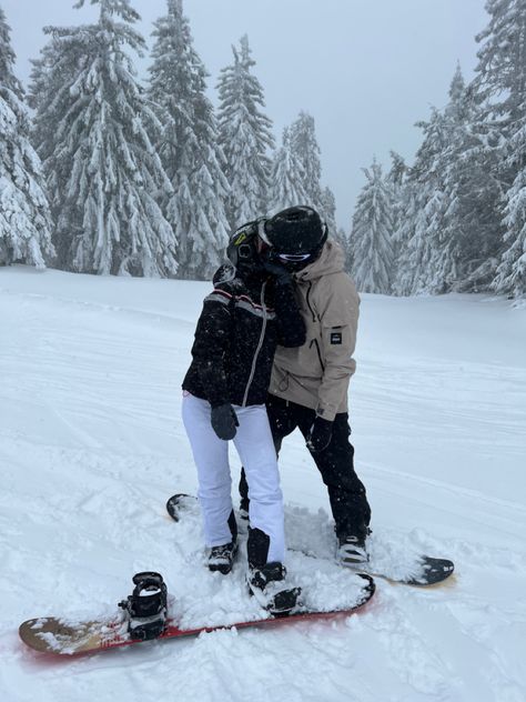 Couples Snowboarding Aesthetic, Snow Board Couple, Snowboarding Couple Aesthetic, Snowboard Boyfriend, Couple In Snow Aesthetic, Snowboarding Couple Pictures, Ski Trip Couple, Couple Snow Aesthetic, Couples Snowboarding