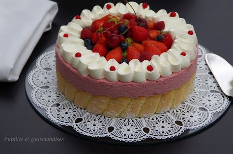 Charlotte aux fruits rouges Entremet Fruit, Cheesecake Fruits Rouges, Dessert Fruits Rouges, Charlotte Dessert, Berry Chantilly Cake, Royal Cakes, Cake Hacks, Wine Desserts, Vegan Dessert Recipes